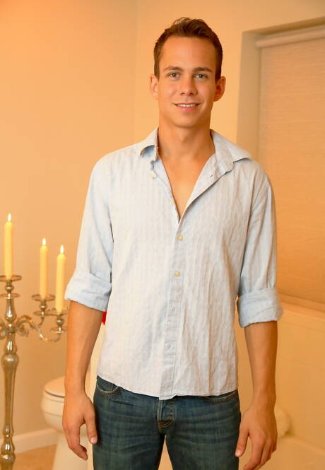 Twink Undressing Pics