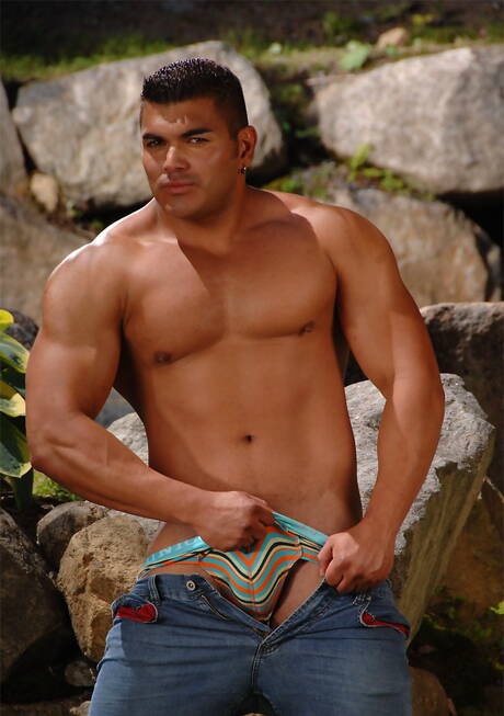 Latino strong bull Diego posing nude and showing his butt at the pool