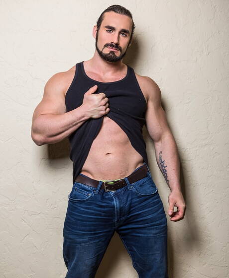 American hot bear Jaxton Wheeler shows a beautiful body