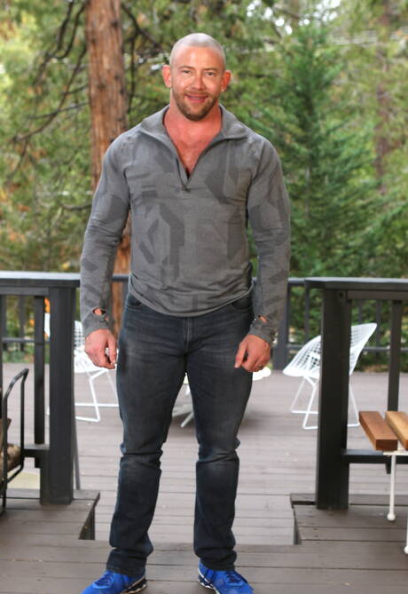 Pretty american boys beefcake Brandon Wilde and hairy bear Shay Michaels have a hot sex outdoor