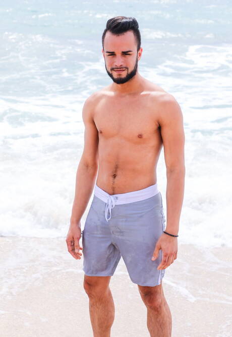 American husky guy Javier Cruz and beautiful boy Todd Haynes have a hot sex on the beach