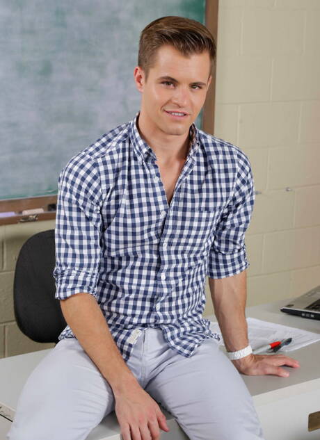 American pornstars strongman Rocco Reed and twink Joey Cooper drilling an ass