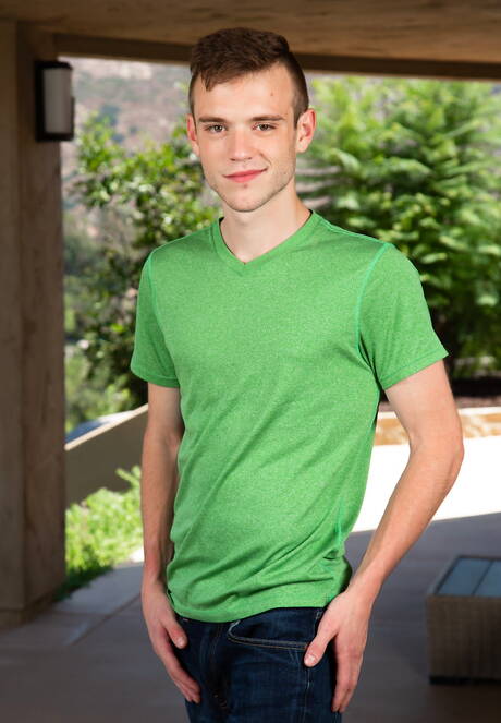 American pornstars hunky guy Scott Finn and pretty boy Kyle Brant fuck ass after blowjob in the pool