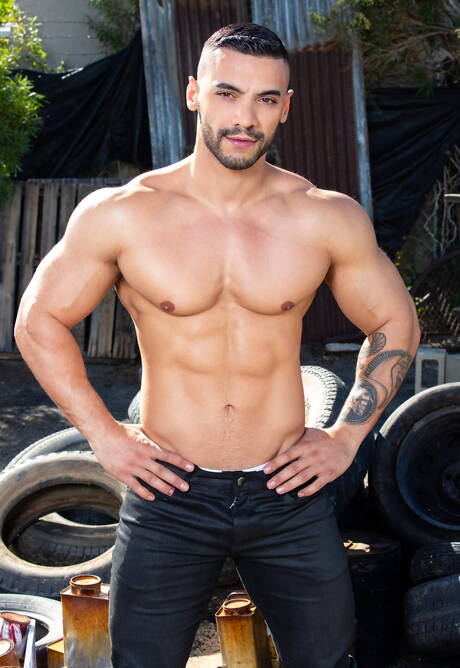 Two american boys strongman Arad Winwin and stud Cazden Hunter have anal sex outside