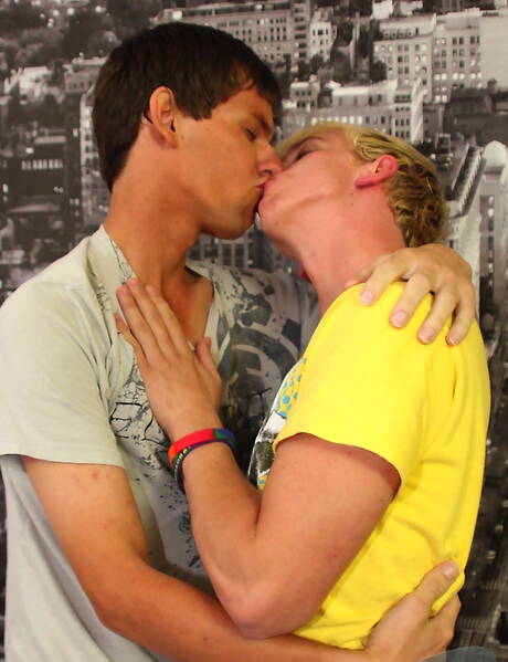 Twink Jordan Ashton and pretty boy Taylor Tudor shows a perfect body