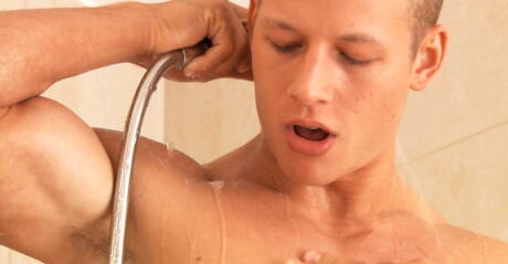 Czech beefy Hoyt Kogan and hungarian muscular Zac Dehaan in hot ass bang in hot shower