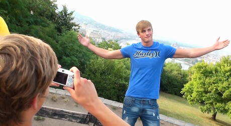 Czech strongman Kevin Warhol and american beefy Mick Lovell have anal sex outside