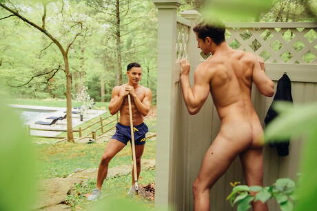 American pornstars superstud Ethan Slade and strongman Taylor Reign fuck after blowjob outdoor