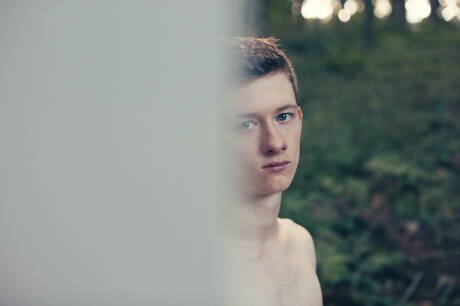 Muscular Felix Maze and american muscular Taylor Reign have anal sex outside