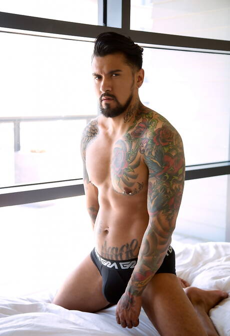 Two american guys superstud Boomer Banks and beautiful boy Dillon Rossi have a hot sex in bath