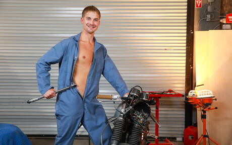 Pretty american boys hunky guy David Skylar and stud Brandon Anderson have a good anal sex