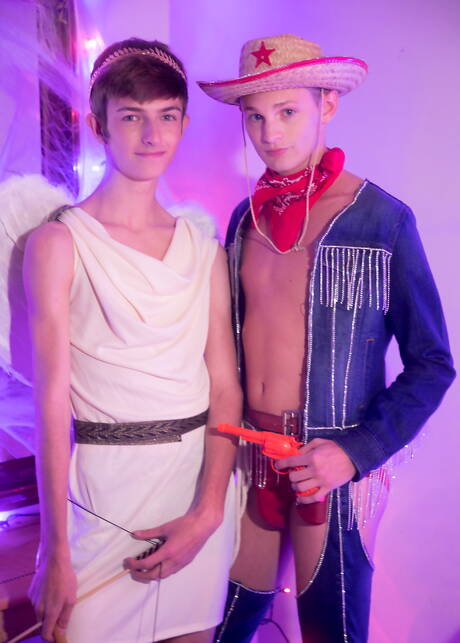 Twink Undressing Pics