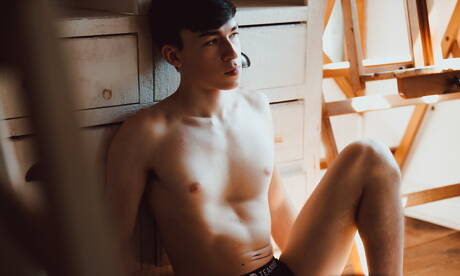 American twink Devin Holt posing naked and showing hot butt