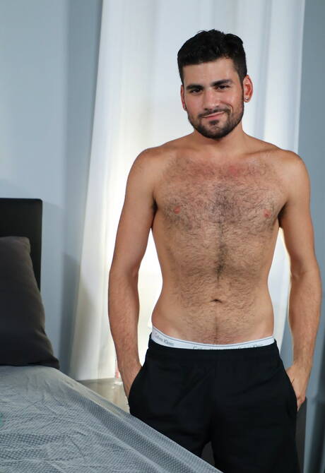 Beefcake Kade Kadence jerk off his dick