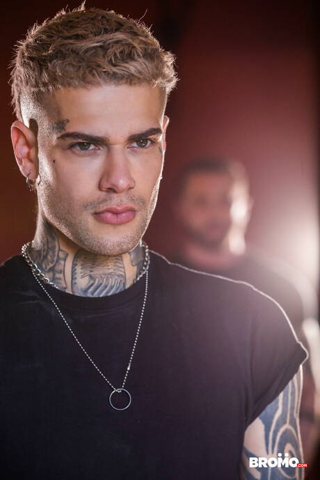 English strongman Mickey Taylor and norwegian hunk Tyler Berg have anal sex