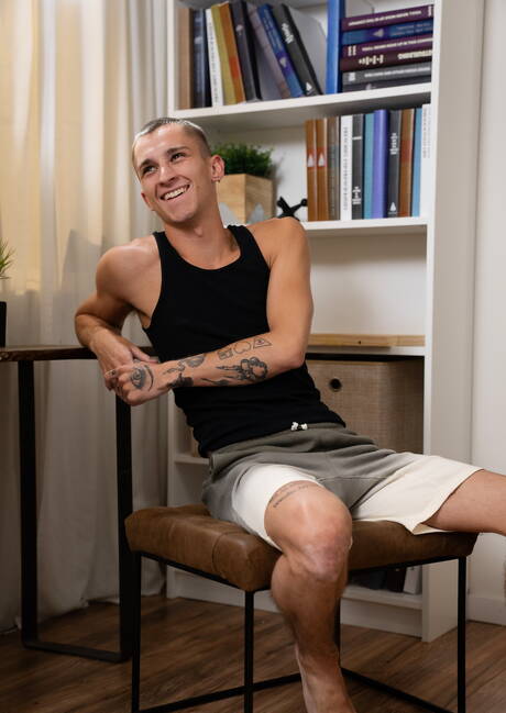 Pretty american boys young Theo Brady and muscular Finn Harding get naked and showing butt