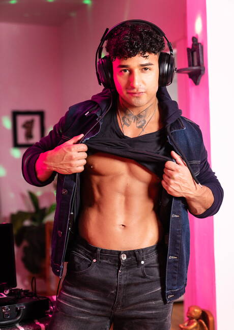 Canadian strong bull Kenzo Alvarez and american twink Troye Dean in hot homosexual action