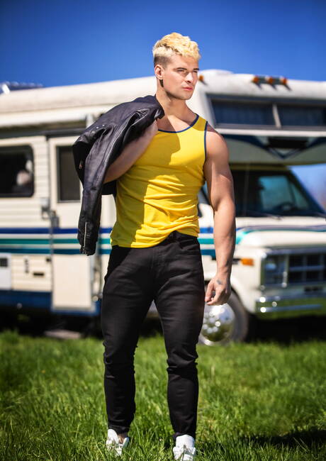 Canadian bodybuilder Malik Delgaty and canadian well-built Jeremy London have a hot sex outside