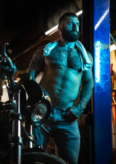 Canadian muscular Manuel Skye and canadian mature bear Markus Kage shows a husky body