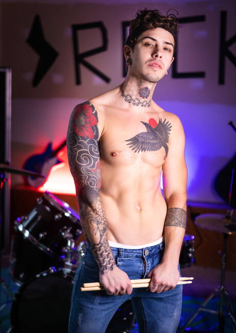 Husky guy Dex Parker and canadian beautiful boy Sunny D in hot homosexual scene