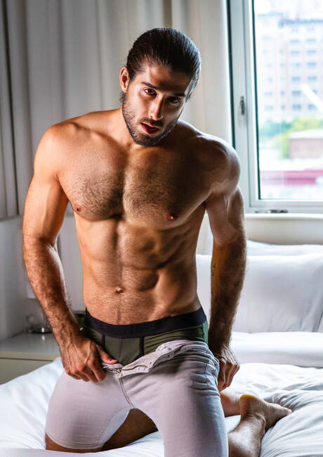 Canadian beefy Thyle Knoxx and brazilian strongman Diego Sans fuck after blowjob