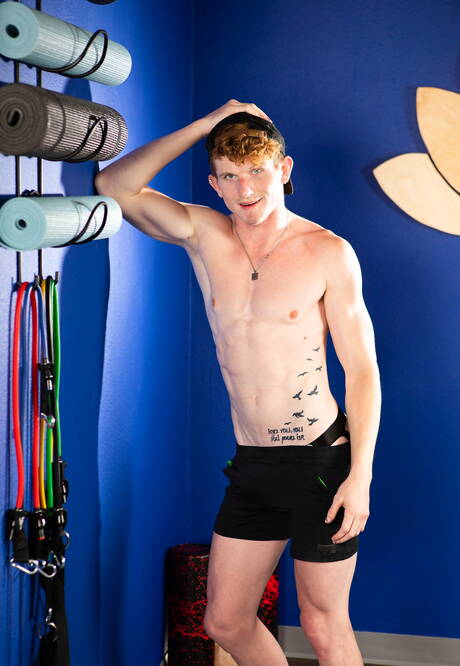 Canadian beefcake Max Lorde and american beautiful boy Levi Rhodes fuck after blowjob