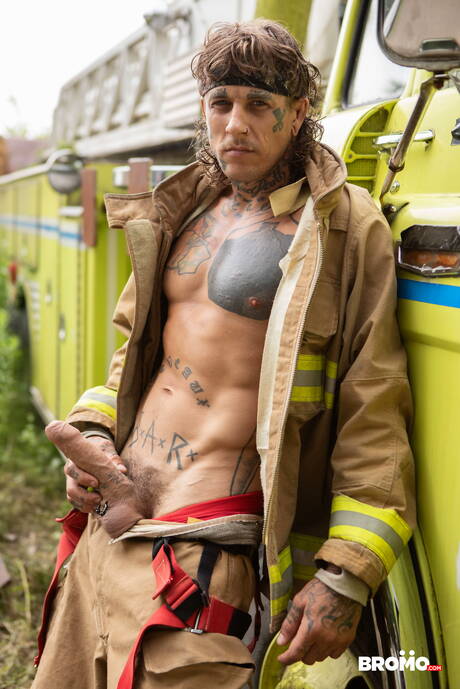 Canadian muscular Thyle Knoxx and canadian tough guy Bo Sinn fuck ass after blowjob outdoor