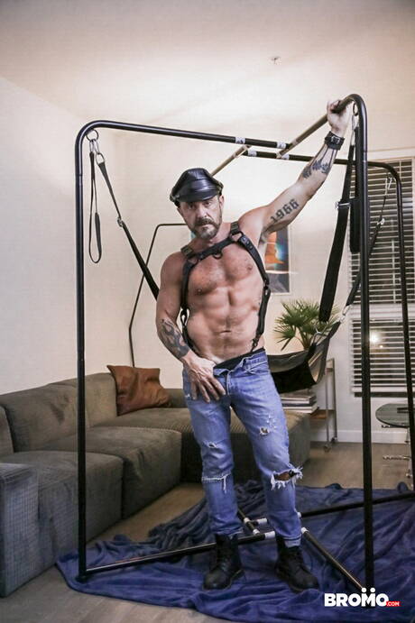 Vince Parker and american gay bear Jake Nicola have a good oral sex