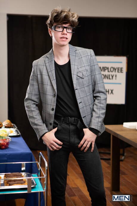 Twink in Sexy Glasses Pics