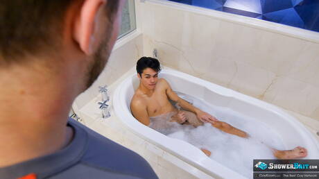 Husky guy Jason Wolf and american bodybuilder Nicholas Ryder in hot homosexual action in bathroom