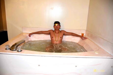 Pretty american boys strong bull Jessie Lee and hunk Fx Rios have a hot sex in bath