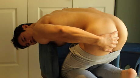 Asian bull Peter Le posing naked and showing hot ass outdoor