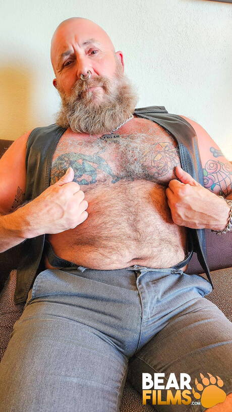 Gay bear Nick Maduro shows a perfect body