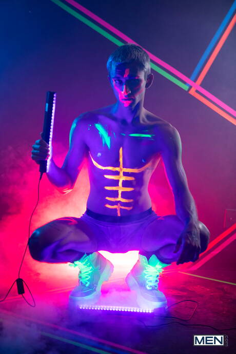 American pretty boy Theo Brady and french hairy stud Olivier Robert fuck after blowjob