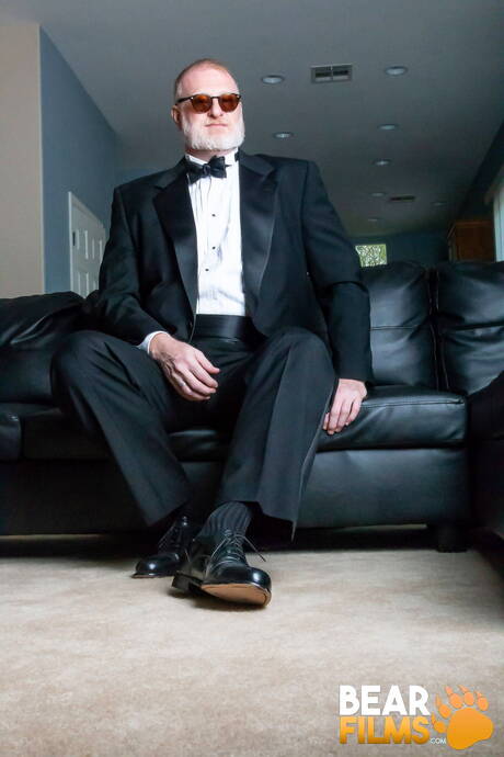 American bodybuilder Rusty Mcmann take off his clothes