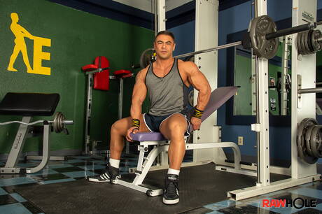 Mexican bodybuilder Draven Navarro get naked and showing hot ass