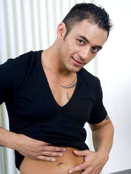 Latino husky guy Damian Rios jerk off