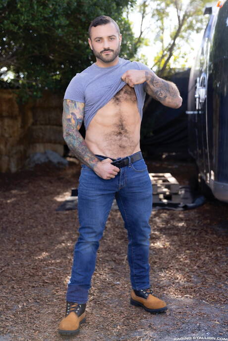 Nice american guys bear Drew Valentino and strong bull Bruce Jones have a hot couple scene outside