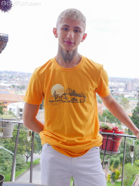 Young dude Archi Gold get naked and showing hot butt outdoor