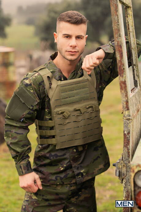 English beefcake Paddy Obrian and spanish well-built Allen King love each other outdoor